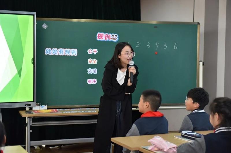 杨红燕.jpg 杨红燕.jpg