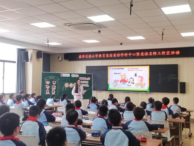 照片7:何文静上课.jpg 照片7:何文静上课.jpg