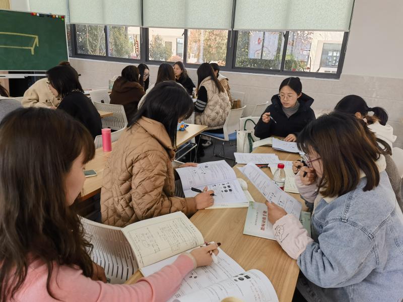 照片6:分组研讨.jpg 照片6:分组研讨.jpg